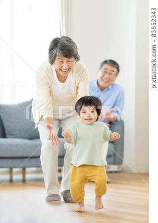 老夫婦和孫子一起玩 83652343