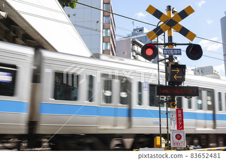 火車穿過鐵路道口的風景 火車穿過鐵路道口的風景 83652481