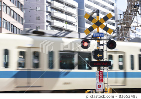 火車穿過鐵路道口的風景 火車穿過鐵路道口的風景 83652485