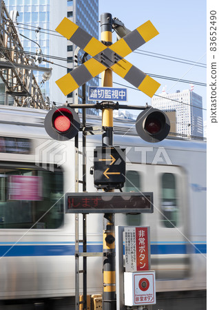 火車穿過鐵路道口的風景 83652490