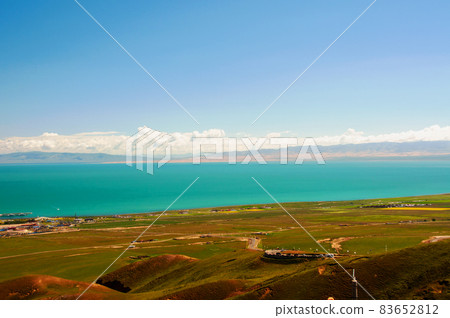 Qinghai Lake, Qinghai Province, China, the largest saltwater lake in China 83652812