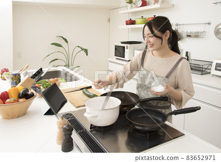 Kitchen cuisine woman Kitchen cuisine woman 83652971