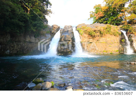 靜岡縣山谷中美麗的五龍瀑布 靜岡縣山谷中美麗的五龍瀑布 83653607