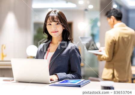 Women working in a coworking space Photographing cooperation: WEEK Shibadaimon (Sun Frontier Fudousan) 83653704