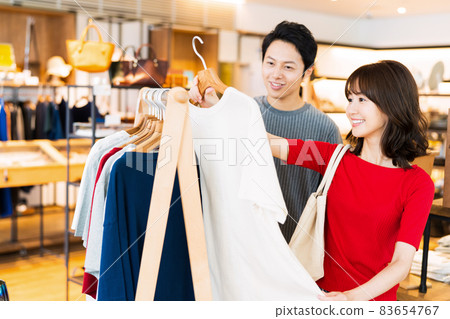 Couples, couples, shopping, shopping, lifestyle 83654767