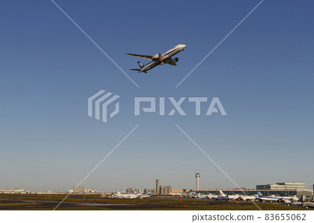 Airplane taking off the runway 83655062