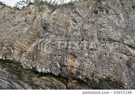 兵庫縣上美町的波濤洶湧的大海所形成的霞海岸壯觀的海蝕地形 兵庫縣上美町的波濤洶湧的大海所形成的霞海岸壯觀的海蝕地形 83655196