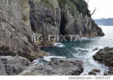 兵庫縣上美町的波濤洶湧的大海所形成的霞海岸壯觀的海蝕地形 83655197