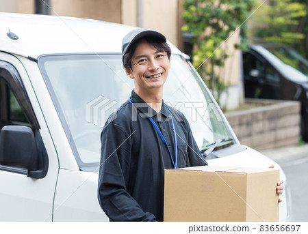 可愛的司機提著行李 可愛的司機提著行李 83656697
