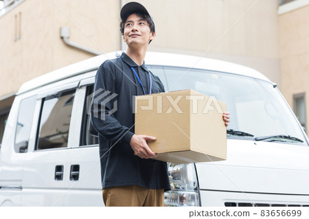 可愛的司機提著行李 83656699