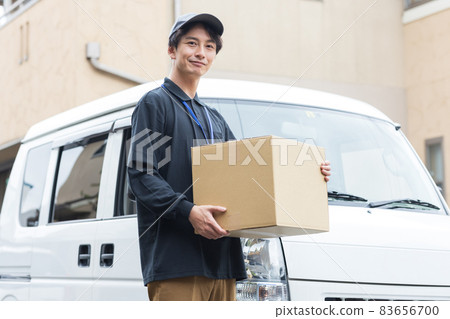 可愛的司機提著行李 83656700