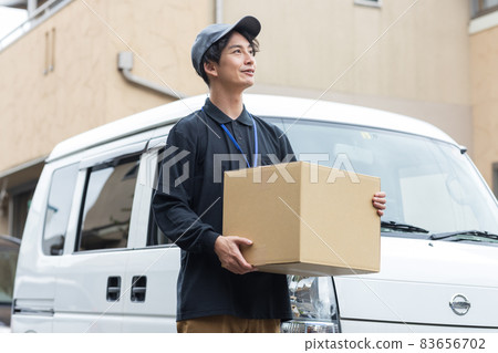 可愛的司機提著行李 83656702