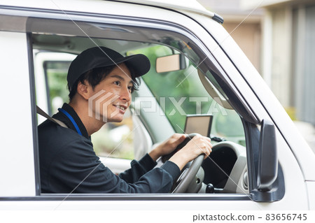 駕駛卡車的令人耳目一新的司機 83656745