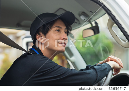駕駛卡車的令人耳目一新的司機 83656747