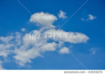 Beautiful cumulus clouds against the blue daytime sky. 83656870