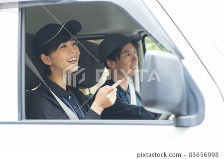 駕駛拖拽的逗人喜愛的婦女 83656998