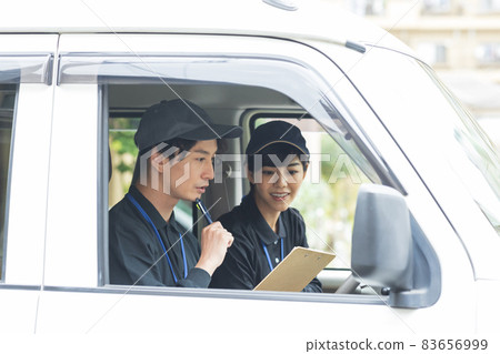 駕駛拖拽的逗人喜愛的婦女 駕駛拖拽的逗人喜愛的婦女 83656999