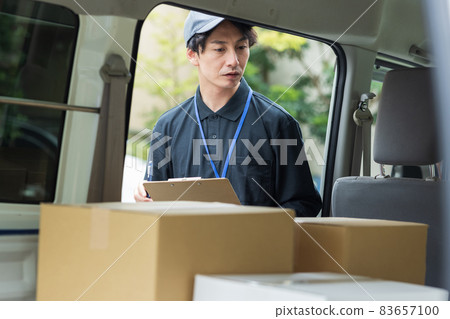 選擇卡車的令人耳目一新的司機 83657100