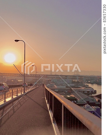 以夕陽為背景,從大橋上眺望六甲山 以夕陽為背景,從大橋上眺望六甲山 83657330
