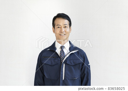 一個 50 多歲的男人穿著工作服的肖像 83658025