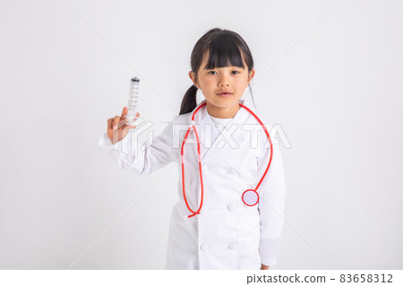 穿實驗室外套的女孩 白色背景下穿實驗室外套的女孩 打針的孩子 穿實驗室外套的女孩 白色背景下穿實驗室外套的女孩 打針的孩子 83658312