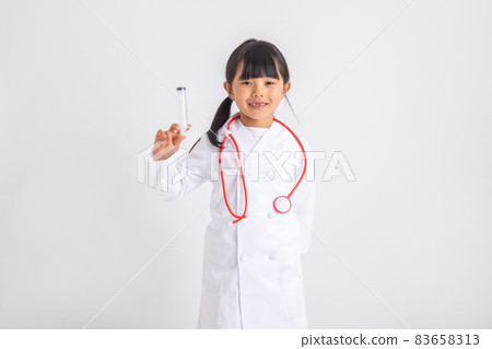 穿實驗室外套的女孩 白色背景下穿實驗室外套的女孩 打針的孩子 穿實驗室外套的女孩 白色背景下穿實驗室外套的女孩 打針的孩子 83658313