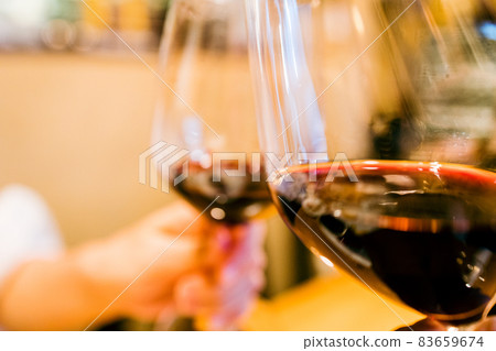 小酒館食物和紅酒 83659674