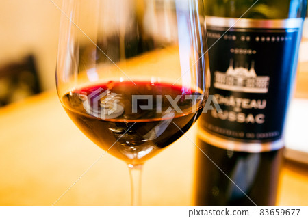 小酒館食物和紅酒 83659677