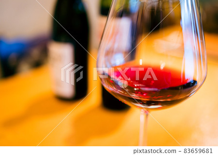 小酒館食物和紅酒 83659681