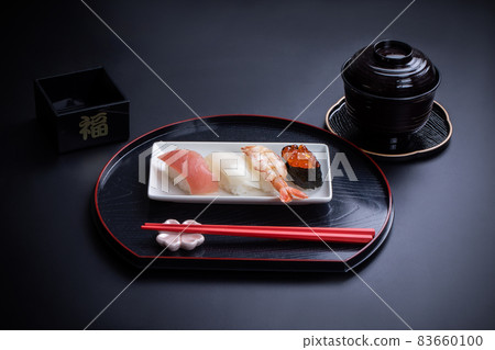 Sushi that shines on a black background: Vivid sushi arranged neatly Sushi that shines on a black background: Vivid sushi arranged neatly 83660100