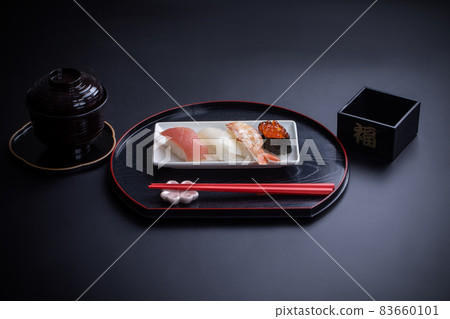 Sushi that shines on a black background: Vivid sushi arranged neatly 83660101