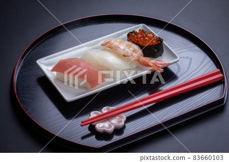 Sushi that shines on a black background: Vivid sushi arranged neatly Sushi that shines on a black background: Vivid sushi arranged neatly 83660103