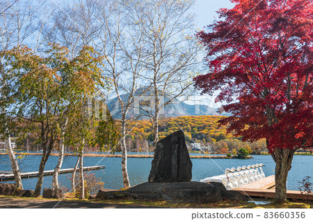 白樺湖和秋葉石碑 白樺湖和秋葉石碑 83660356
