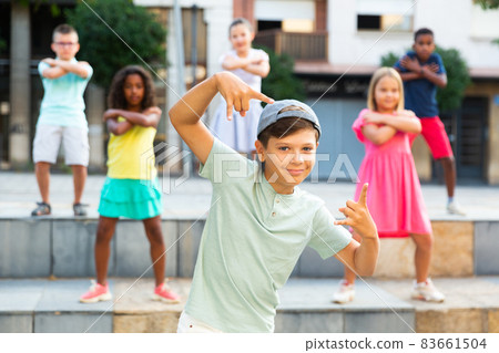 Group of kids performing street dance outdoors 83661504