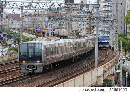 元町站附近運行的207系列車 83661665