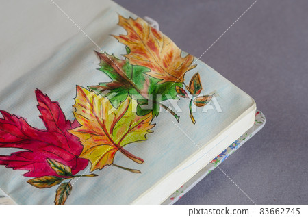 Hand-drawn autumn leaves of a maple tree. Drawing autumn leaves Hand-drawn autumn leaves of a maple tree. Drawing autumn leaves 83662745
