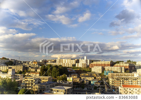 Clouds in the clear and bright autumn sky Clouds in the clear and bright autumn sky 83663088
