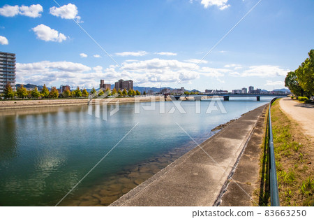 從元安川上的南仙田西辺,可以看到河口方向的千田町、信息廣場、南仙田大橋。請欣賞河口風光。 從元安川上的南仙田西辺,可以看到河口方向的千田町、信息廣場、南仙田大橋。請欣賞河口風光。 83663250