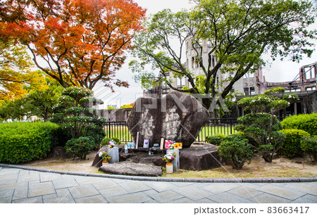 It is the scenery in front of the Atomic Bomb Dome. It is a holiday landscape where I started to feel autumn. 83663417