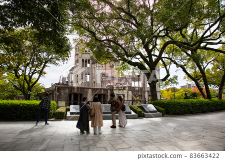 It is the scenery in front of the Atomic Bomb Dome. It is a holiday landscape where I started to feel autumn. 83663422