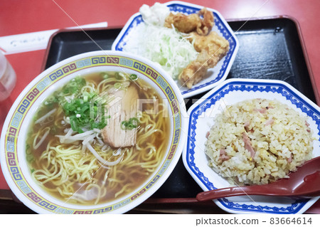 中式午餐套餐（拉麵、炒飯、炸雞） 83664614