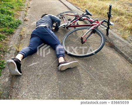 Bicycle fall accident 83665039