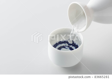 Delicious sake 83665281
