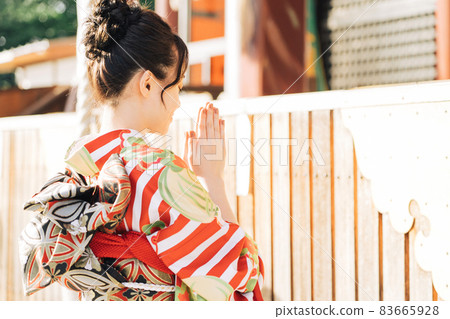 A woman who visits the shrine for the first time A woman who visits the shrine for the first time 83665928