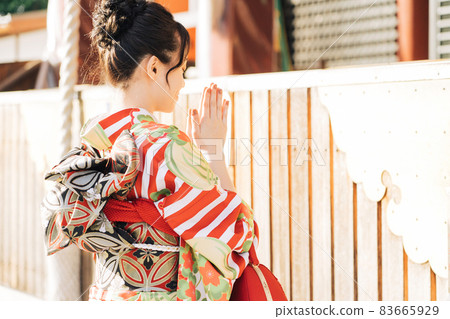 A woman who visits the shrine for the first time 83665929