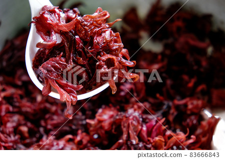 The process of making Roselle juice  83666843