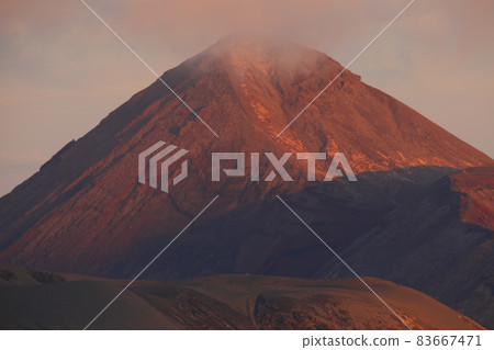 夕陽照耀下的霧島山 83667471