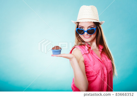 Smiling summer woman holds cake in hand 83668352