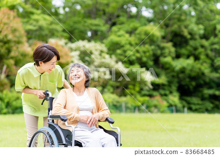坐輪椅的老人和中間照顧者 83668485