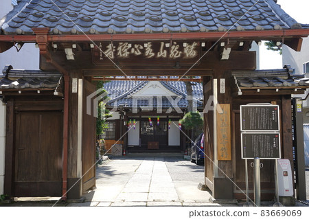 November Shinjuku 276 Eishinji Sanmon and Main Hall / Sugacho 83669069
